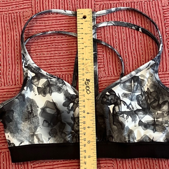 Puma women’s medium Black and Gray Floral Sports Bra - Picture 4 of 10